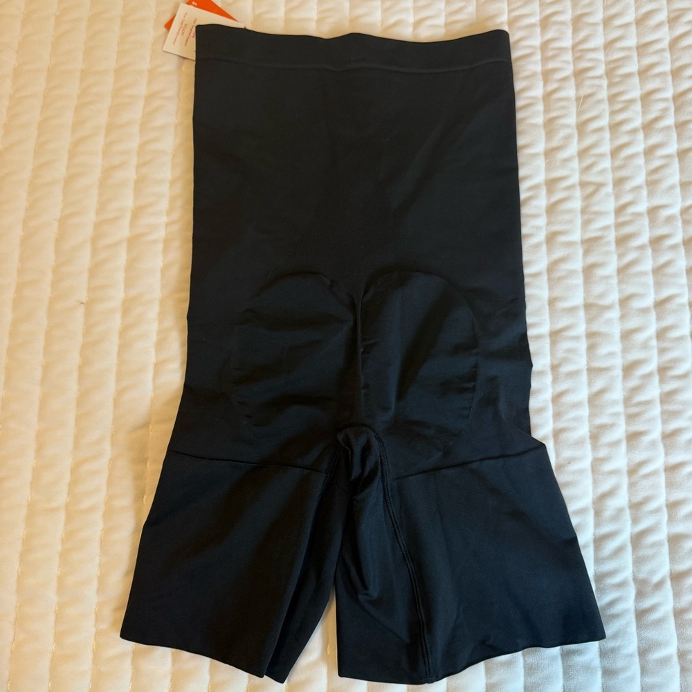 NWT SPANX high-waisted mid-thigh short (size M) - Picture 5 of 10